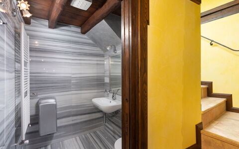 Villa Torre Delle Rose - Firenzuola, Private Pool,: Bâtiment, Luminaire Plomberie, Bois, Évier, Robinet, Design Intérieur, Sol, Sol, Salle De Bains