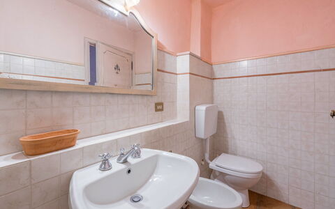 Borgo La Casina - Badia Agnano, Toscana: Miroir, Robinet, Luminaire Plomberie, Lavabo, Évier, Bâtiment, Salle De Bains, Violet, Bois, Design Intérieur