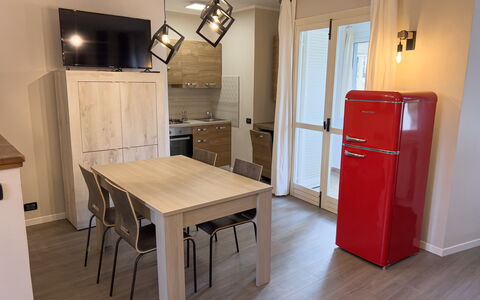 Apartment Tre - Diano Marina: Propriété, Meubles, Table, Cabinetry, Porte, Bois, Cuisine, Fenêtre, Sol, Design Intérieur