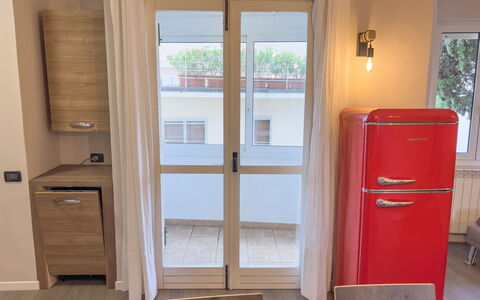 Apartment Tre - Diano Marina: Fenêtre, Bois, Cabinetry, Bâtiment, Porte, Sol, Tache De Bois, Sol