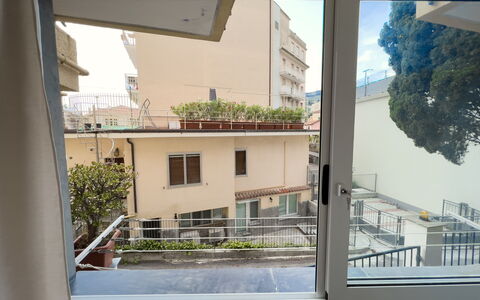 Apartment Tre - Diano Marina: Plante, Ciel, Fenêtre, Bâtiment, Architecture, Ombre, Design Urbain, Rectangle, Façade