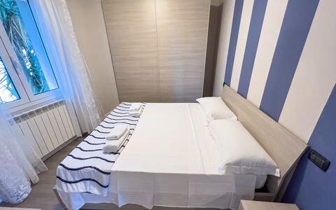 Apartment Tre - Diano Marina: Bâtiment, Bleu, Design Intérieur, Bois, Confort, Sol, Sol, Maison, Lit, Rectangle