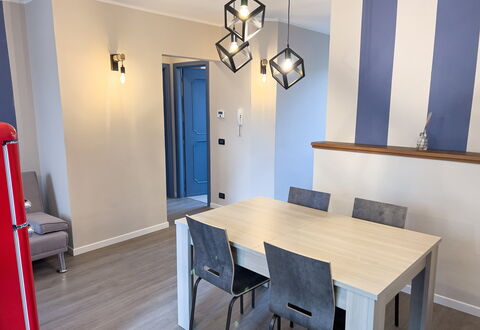 Apartment Tre - Diano Marina: Table, Propriété, Meubles, Chaise, Bois, Design Intérieur, Sol, Sol, Dur, Tache De Bois