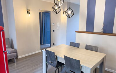 Apartment Tre - Diano Marina: Table, Propriété, Meubles, Chaise, Bois, Design Intérieur, Sol, Sol, Dur, Tache De Bois