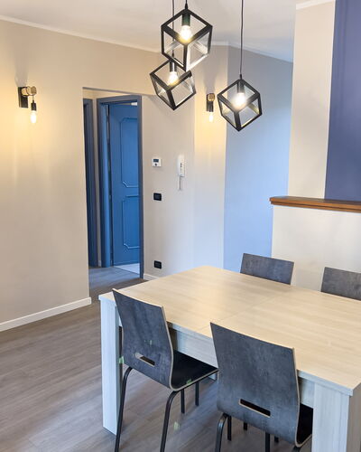 Apartment Tre - Diano Marina: Table, Propriété, Meubles, Chaise, Bois, Design Intérieur, Sol, Sol, Dur, Tache De Bois