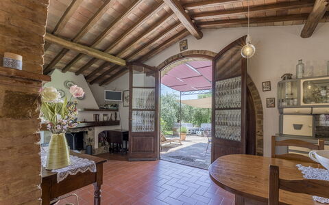 Casa Anita - Castellina In Chianti - Granaio, Tosc: Plante, Meubles, Propriété, Table, Cadre, Chaise, Bois, Design Intérieur, Plante D'Appartement, Sol