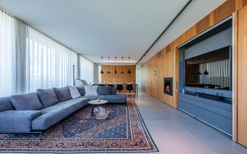 Villa Dalia Venezia: Bâtiment, Canapé, Sol, Sol, Fenêtre, Salon, Confort, Bois, Mur, Canapé-Lit