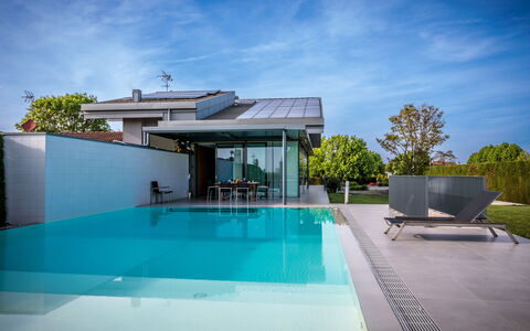 Villa Dalia Venezia: L'Eau, Ciel, Nuage, Piscine, Plante, Ombre, Mobilier De Jardin, Design Intérieur, Balancelle, Chaise