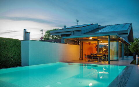 Villa Dalia Venezia: L'Eau, Ciel, Propriété, Plante, Piscine, Bleu Azur, Nuage, Ombre, Bâtiment, Mobilier De Jardin