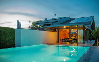 Villa Dalia Venezia: L'Eau, Ciel, Propriété, Plante, Piscine, Bleu Azur, Nuage, Ombre, Bâtiment, Mobilier De Jardin