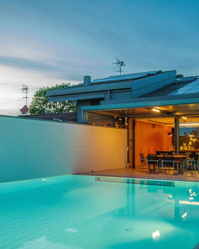 Villa Dalia Venezia: L'Eau, Ciel, Propriété, Plante, Piscine, Bleu Azur, Nuage, Ombre, Bâtiment, Mobilier De Jardin