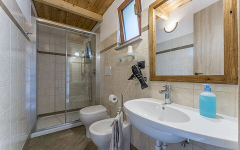 Casa Aurora - Recco, Liguria: Miroir, Robinet, Luminaire Plomberie, Évier, Propriété, Lavabo, Salle De Bains, Violet, Architecture