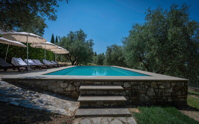 Villa Recanati, Val D'orcia, Private Pool, Jacuzzi: L'Eau, Ciel, Bâtiment, Plante, Piscine, Ombre, Arbre, Rectangle, Maison, Mobilier De Jardin