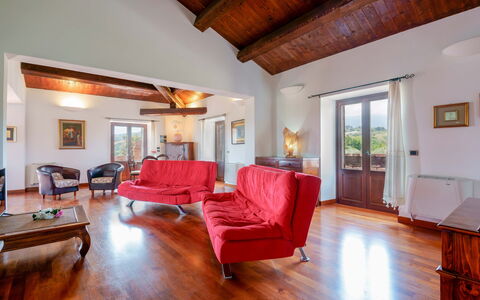 Villa Pagannoni: Meubles, Bâtiment, Confort, Bois, Canapé, Architecture, Design Intérieur, Sol, Sol, Salon