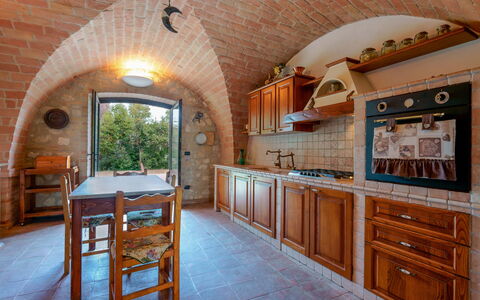 Villa Pagannoni: Meubles, Cabinetry, Table, Comptoir, Bois, Chaise, Design Intérieur, Cuisine, Sol, Mur