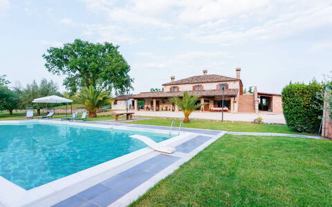 Villa Pagannoni: L'Eau, Ciel, Nuage, Plante, Bâtiment, Propriété, Arbre, Piscine, Maison, Herbe