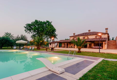 Villa Pagannoni: L'Eau, Ciel, Plante, Bâtiment, Arbre, Piscine, Mobilier De Jardin, Architecture, Arecales, Zone Résidentielle