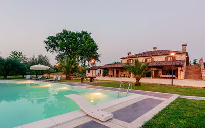 Villa Pagannoni: L'Eau, Ciel, Plante, Bâtiment, Arbre, Piscine, Mobilier De Jardin, Architecture, Arecales, Zone Résidentielle