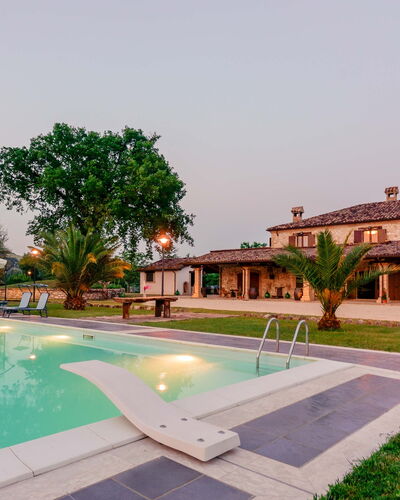 Villa Pagannoni: L'Eau, Ciel, Plante, Bâtiment, Arbre, Piscine, Mobilier De Jardin, Architecture, Arecales, Zone Résidentielle