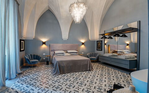 Dimora Cocchi: Meubles, Bâtiment, Confort, Bleu, Décoration, Table, Éclairage, Design Intérieur, Cadre De Lit, Tiroir
