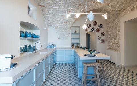 Dimora Cocchi: Table, Meubles, Propriété, Cabinetry, Bleu Azur, Robinet, Design Intérieur, Éclairage, Comptoir, Étagère