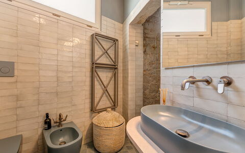 Dimora Cocchi: Luminaire Plomberie, Propriété, Baignoire, Robinet, Produit, Salle De Bains, Bois, Design Intérieur, Éclairage, Architecture