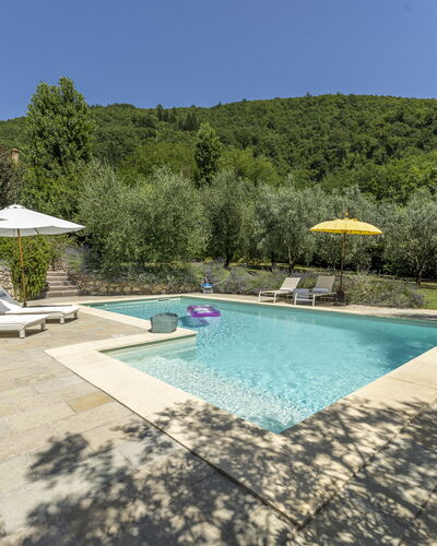 Fienile Di Fabio - Colline Fiorentine Vaiano, Tosc: L'Eau, Plante, Propriété, Piscine, Ciel, Bleu Azur, Arbre, Mobilier De Jardin, Ombre, Immobilier