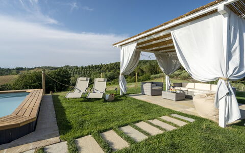 Villa Zara: Ciel, Propriété, Plante, Nuage, Ombre, L'Eau, Tente, Lot Terre, Herbe, Loisir