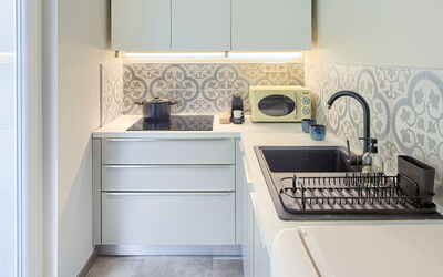 Magnolia - Ground Floor Apartment: Evier, Cabinetry, Comptoir, Propriété, Robinet, Évier, Luminaire Plomberie, Cuisine, Cuisinière, Bois