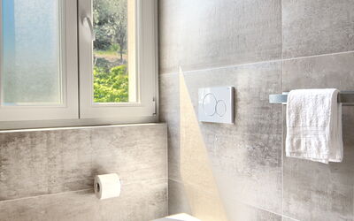 Pesco - First Floor Equipped Suite: Luminaire Plomberie, Robinet, Évier, Lavabo, Fenêtre, Salle De Bains, Éclairage, Design Intérieur, Bois