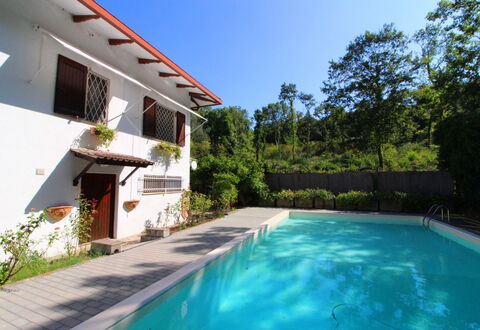 Pupa House: L'Eau, Plante, Ciel, Bâtiment, Piscine, Bleu Azur, Arbre, Loisir, Ombre, Zone Résidentielle