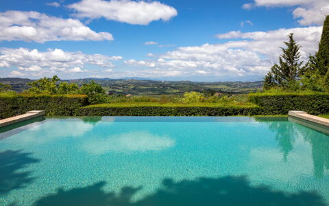 Castello Di Quarate: L'Eau, Nuage, Ciel, Ressources En Eau, Piscine, Paysage Naturel, Bleu Azur, Plante, Arbre, Rectangle