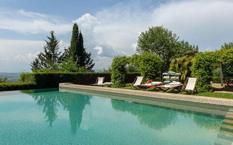 Castello Di Quarate: L'Eau, Nuage, Ciel, Jour, Ressources En Eau, Plante, Arbre, Piscine, Herbe, Paysage Naturel