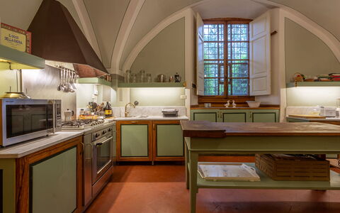 Castello Di Quarate: Propriété, Cabinetry, Meubles, Comptoir, Fenêtre, Bois, Cuisine, Appareil De Cuisine, Cuisinière, Éclairage