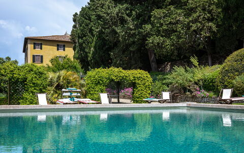 Castello Di Quarate: L'Eau, Plante, Bâtiment, Ciel, Arbre, Paysage Naturel, Chaise, Nuage, Mobilier De Jardin, Piscine