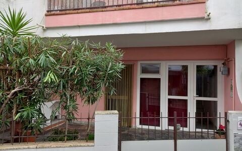 La Butterfly: Porte, Zone Résidentielle, Domicile, Balcon, Béton, Accueil Porte, Porche, Plâtre, Plante D'Appartement, Clôture