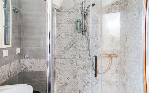 Patrizia: Luminaire Plomberie, Salle De Bains, Sol, Design Intérieur, Sol, Plomberie, Robinet, Tuile, Douche, Tete De Douche