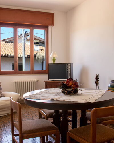 Patrizia: Table, Cadre, Propriété, Meubles, Plante, Bois, Fenêtre, Design Intérieur, Architecture, Sol