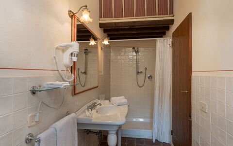 Locanda Di Alberi Without Kitchen: Robinet, Luminaire Plomberie, Miroir, Lavabo, Propriété, Évier, Salle De Bains, Design Intérieur, Violet, Bois