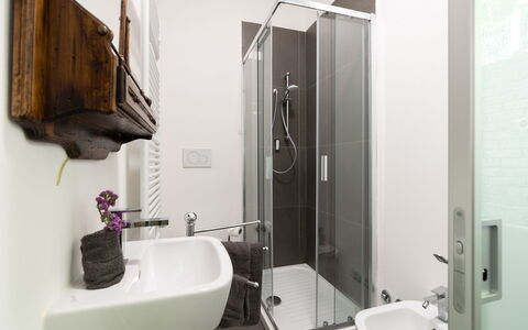 Casa Serra: Miroir, Robinet, Luminaire Plomberie, Propriété, Évier, Lavabo, Salle De Bains, Bâtiment, Éclairage, Design Intérieur