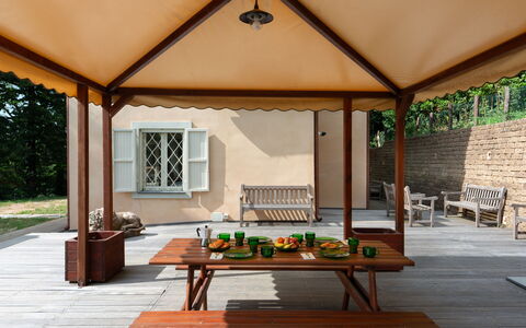 Casa Serra: Meubles, Propriété, Table, Bâtiment, Plante, Fenêtre, Bois, Mobilier De Jardin, Ombre, Design Intérieur