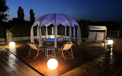 Villa Castelnuovo: Ciel, Meubles, Bâtiment, Lumière, Table, Éclairage, Mobilier De Jardin, Ombre, Chaise, Tente