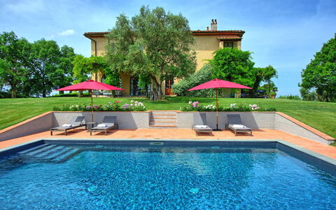 Villa Marliana: L'Eau, Ciel, Plante, Nuage, Propriété, Piscine, Arbre, Bleu Azur, Bleu, Ombre