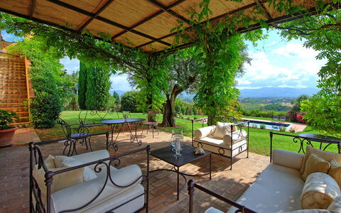 Villa Marliana: Plante, Propriété, Ombre, Pot De Fleur, Design Intérieur, Mobilier De Jardin, Chaise, Plante D'Appartement, Arbre, Table