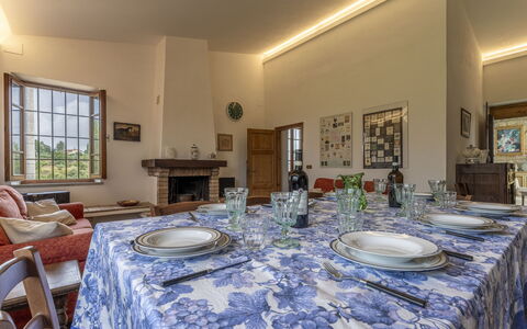 Casa Di Luca, Pool, Castelnuovo Berardenga: Table, Meubles, Propriété, Chaise, Cadre, Bâtiment, Bleu Azur, Fenêtre, Nappe De Table, Design Intérieur