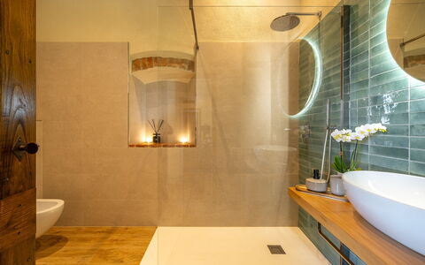 Monticchiello Apartment With Garden, Wifi, Pienza,: Design Intérieur, Salle De Bains, Sol, Mur, Luminaire Plomberie, Sol, Éclairage, Miroir, Luminaire, Robinet