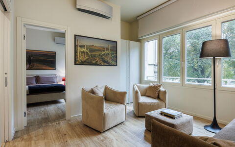 Betty Florence Charming Modern Apartment Near Piaz: Canapé, Propriété, Meubles, Confort, Table, Fenêtre, Bois, Design Intérieur, Sol, Cadre