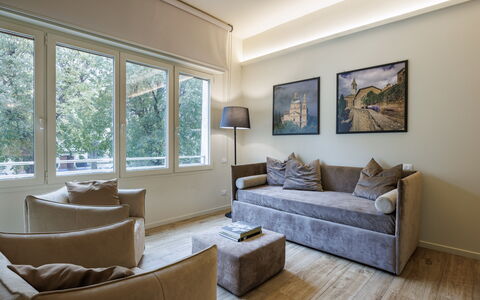 Betty Florence Charming Modern Apartment Near Piaz: Canapé, Propriété, Meubles, Cadre, Bois, Design Intérieur, Éclairage, Fenêtre, Sol, Ombre