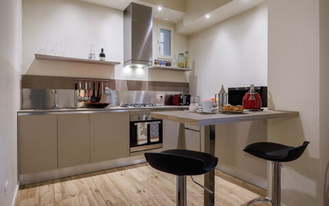 Betty Florence Charming Modern Apartment Near Piaz: Cabinetry, Meubles, Bâtiment, Comptoir, Bois, Design Intérieur, Sol, Sol, Table, Cuisine