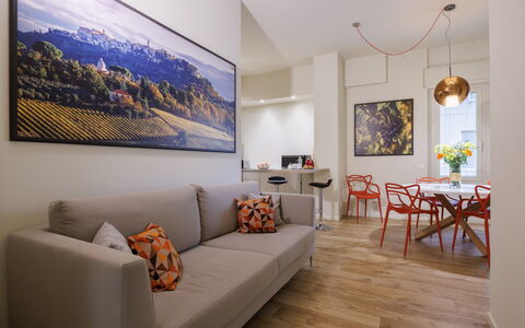 Betty Florence Charming Modern Apartment Near Piaz: Cadre, Meubles, Propriété, Canapé, Table, Orange, Design Intérieur, Plante, Confort, Salon